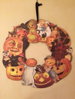 alloweenhallthetime:  Got to hang up my wreath!