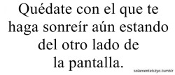 sentiralgo:  vives-en-una-mentira:   Así este lo más apagada del mundo él siempre sabe como hacerme sonreír… Y pues LO AMO&lt;3  - aunque este triste sabe como animarme, que aunque este en otro país cuento los días para volver a verlo&lt;3  El