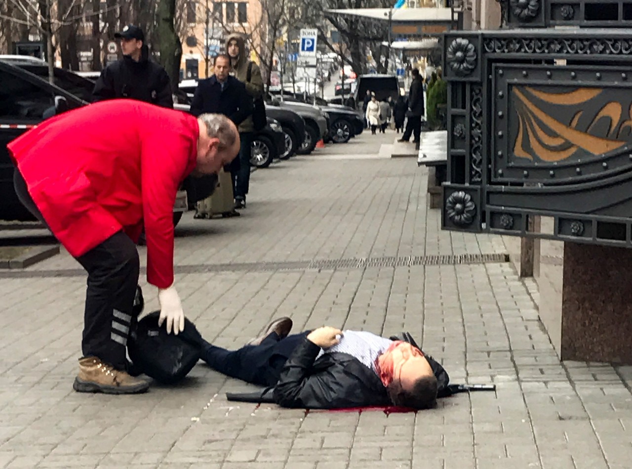 Denis Voronenkov, ex diputado ruso, crítico con el presidente Vladimir Putin y que había buscado refugio en Ucrania, fue asesinado esta mañana a tiros a la puerta de un hotel de lujo de Kiev, la capital ucraniana. (AP)
MIRÁ LA FOTOGALERÍA—>