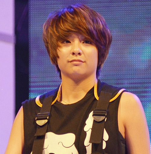 It's ridiculous how Amber looks like so many male idols (BTOB's Minhyuk)