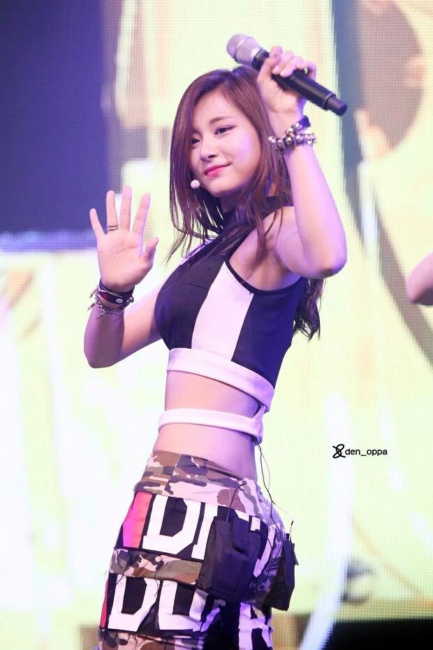 jeonkookedaf:  CHOU TZUYU IS SUCH A GODDESS ; u ;