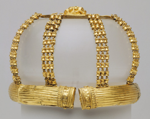 aphroditeinfurs:Gold Ancient Greek hairnet featuring a Maenad, circa 200-150 BC