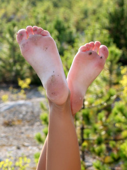 mielafeet:  Gimme Miela´s dirty soles now!