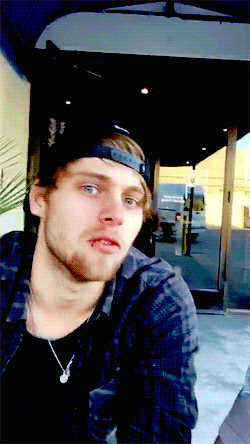 lipringsandsnapbacks:  (+) 