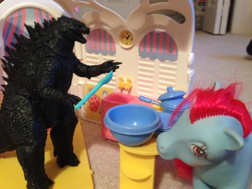 yodawgiheardyoulikeponies: ~My boyfriend comes over with a new Godzilla toy and…this happens*