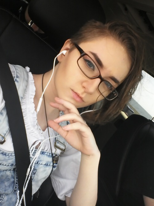 cuddlyukrainian:  its polysexual selfie day so im reposting this cool pic (she/they)