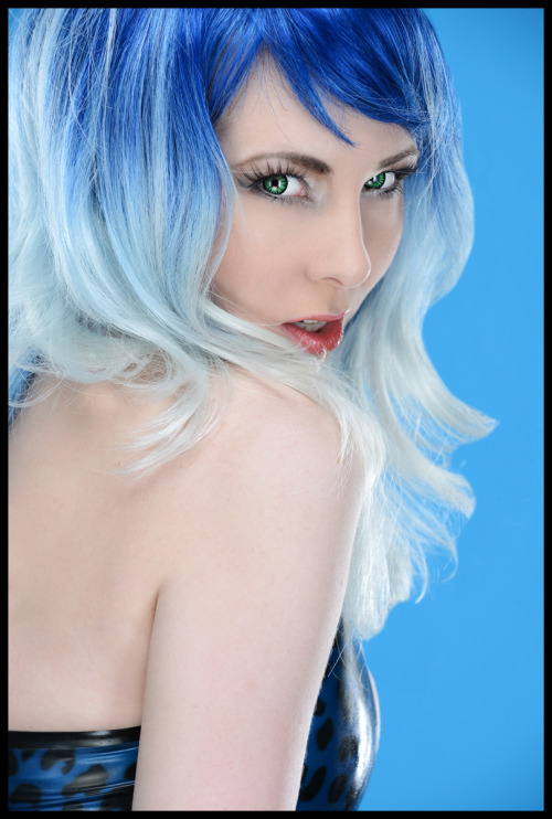 littlebitlizbit:  Photography By: Tony Oz Latex By: Deadly Couture Models: Lizbit & Caelyx 