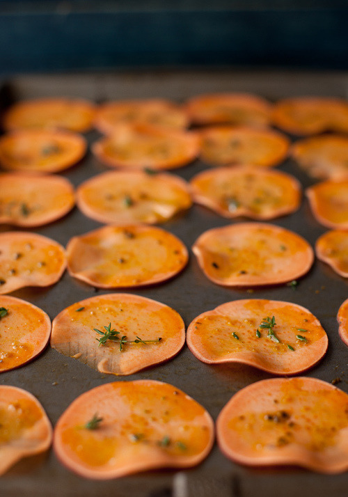 beautifulpicturesofhealthyfood:  Sweet Potato Baked Chips with Thyme…RECIPE