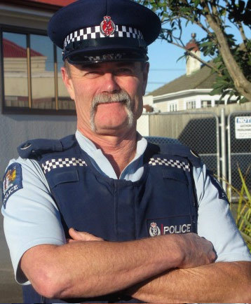 hobofoot:  Story from 2008. Wish we had more cops like this. » An off-duty Balclutha