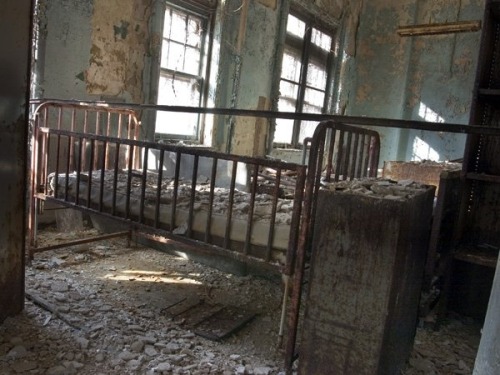 A crib from the Pennhurst State School and Asylum for Children, a place that is notorious for ghostly activity, originally called the Eastern State Institution for the Feeble-Minded and Epileptic (Spring City, Crab Hill).