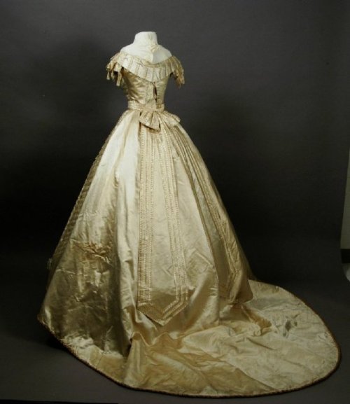 fripperiesandfobs:Wedding dress, 1868From the Kentucky Historical Society