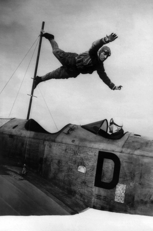 Aerial acrobat Schindler on a Klemp plane piloted by Richard Perlia c.1927 
