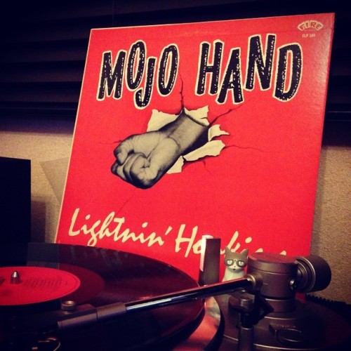 igaoaka:  #キイテイルオンガクハコレ♫ #nowplaying #vinyl #LightninHopkins