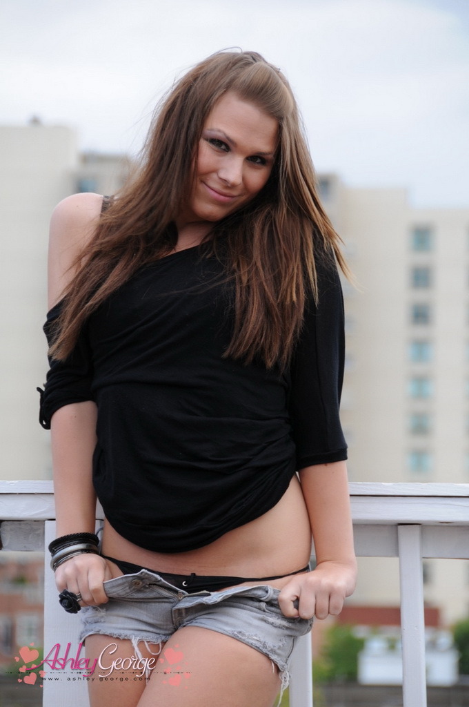 loveminino:  Ashley George Chicago SkylineJoin My New Facebook Grouphttp://adf.ly/aufQt