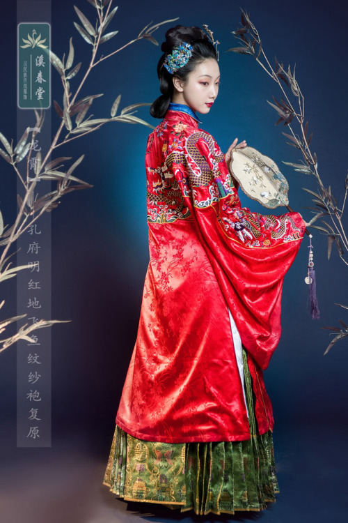 Traditional Chines hanfu in style of Ming dynasty by 溪春堂传统服饰