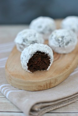 royal-food:Chocolate Powdered Sugar Donut