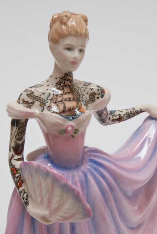 brwnpaperbag:Tattooed porcelain figurines by Jessica Harrison. 