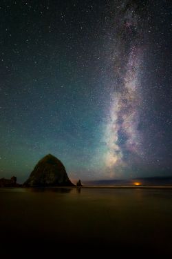 spaceexplorationphotography:  Got up at 3am to take this shot of the Milky Way at Cannon Beach overlooking Haystack Rock. Source: http://i.imgur.com/a8deGzU.jpg 