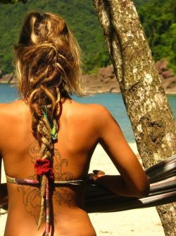 surf-girls:  Surf Girls And Waves http://bit.ly/1bNWtfB 