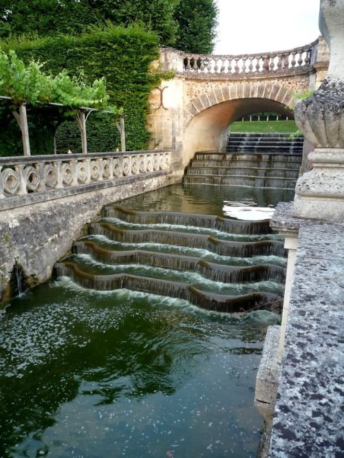 bluepueblo:  Waterfall, Villandry, Indre-et-Loire France photo via susan 