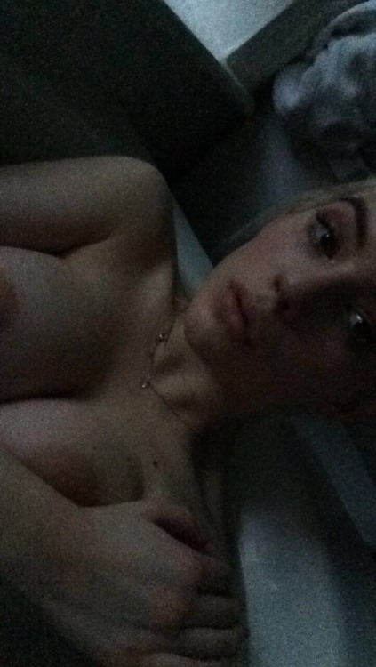 bunnybbe: bath time baby xx