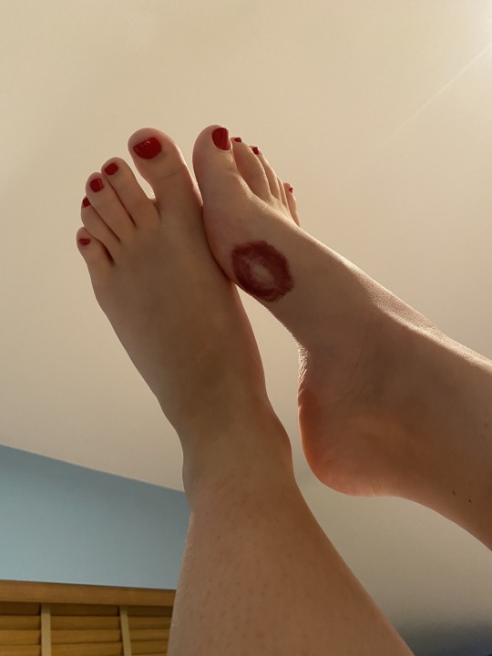 ambernextdoor2022:Sexy feet pics now availableWho likes feet?? All set up on FeetFinders now and uploading all my content today! Offering discounts on requests all of this week too! Follow my linktree for all sorts of exciting content ambernextdoor2022