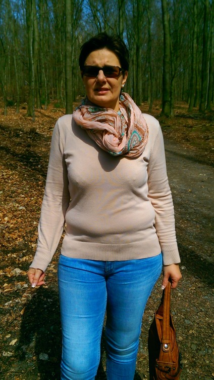 willybrand: Anna outdoor in Jeans siehst du sehr geil aus da kommt deine schöne Figur schön zur gelt