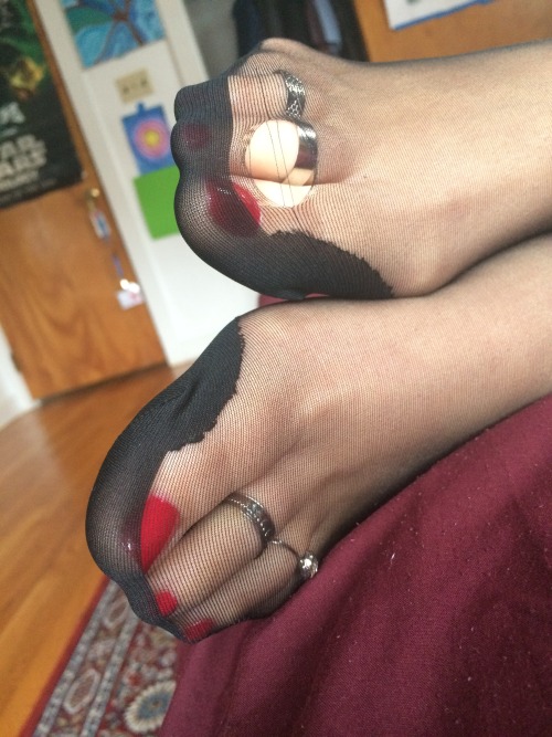 raidersofsmellysoles:Maddie’s warm smelly nylons!