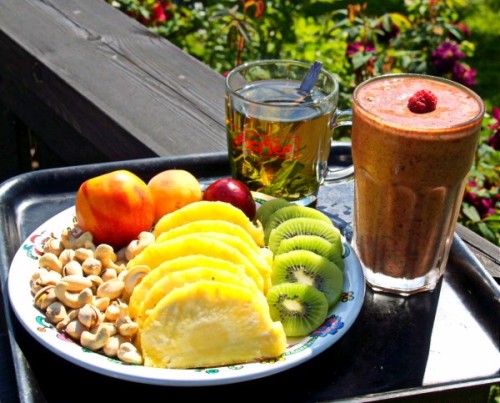 greeenfruits:  Monday brunch: ½ pineapple, kiwi, nectarine, apricot, plum, 2 handfuls of nuts (pista