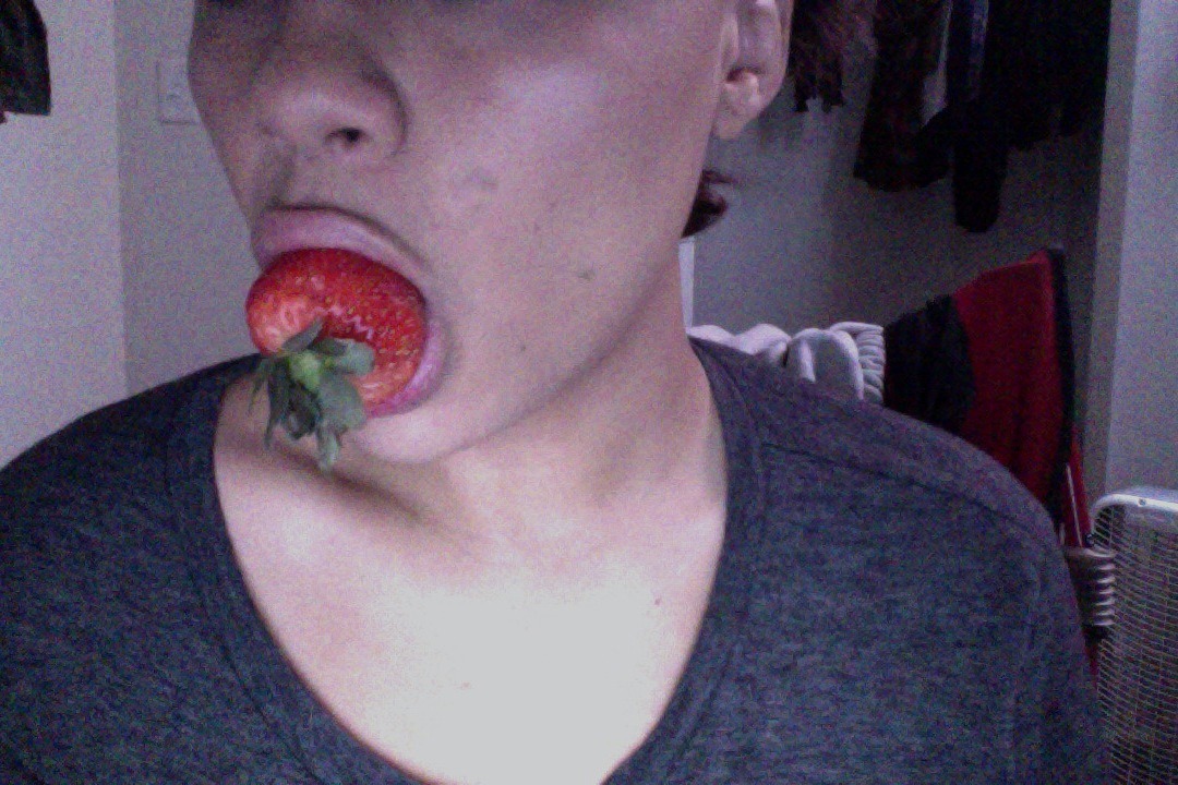 nopantseverr:  piercing + lips 