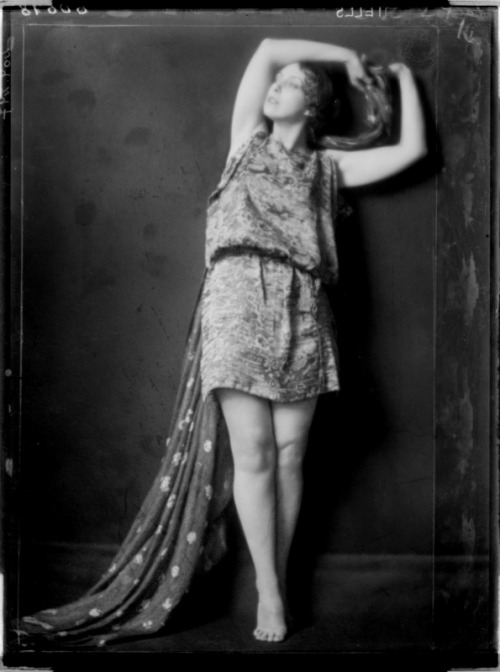 hauntedbystorytelling:Ellen Tels in Tanzpose, 1920Atelier Madame d'Ora :: Ellen Tels in Tanzpos