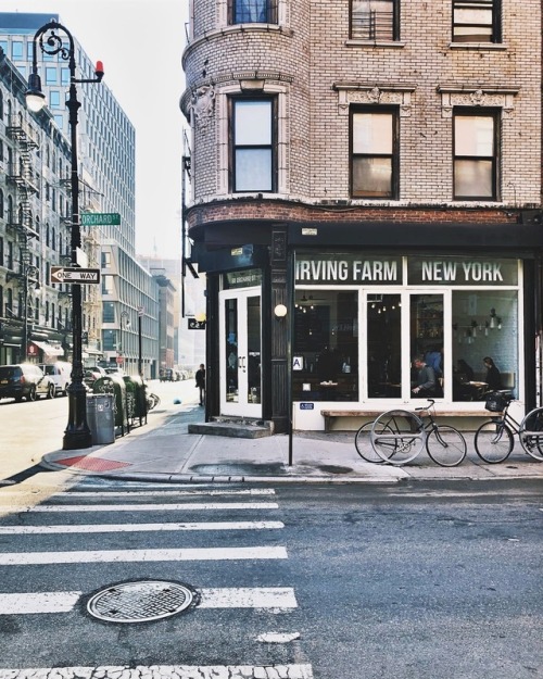Cute coffee shops everywhere #coffeeshop #cafe #street #newyork (à Orchard Street) https://www.insta