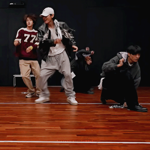 THE WAY TAEHYUNG MOVES IS DRIVING ME CRAZY