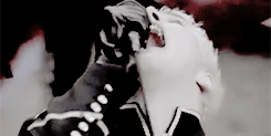 waysmikey:  allywayurie asked ○ my chemical romance vs twenty one pilots 
