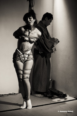 amaury-grisel-shibari:Kinoko Hajime performing with Aizen Kaguya at “La Place Des Cordes “20 fev 2015Photo : Amaury Grisel