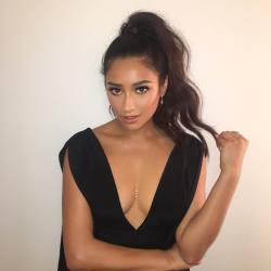 shay-daily:    makeupbyariel: YASSS Bronze Goddess 🙌🏼 had so much fun Glamming with @shaym earlier this week 💞 Thankyou @patrickta for the referral 😘 #Makeupbyariel #shaymitchell  