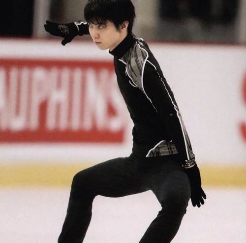 ⛸Fav Hanyu Moves⛸#5 (Besti) SquatNot sure if this is actually a move (but I think it’s called 