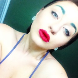 freshiejuice:  I gave myself green eyebrows cus I could