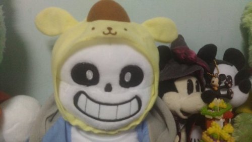 mooncatyao:  shanranran:  My cat hate wear those cute hat so I give to my bone babies~~~~~It’s warm so I can take them travel to god damn cold Japan this days  XDDDDDD grillby! Take more pictures!!!!