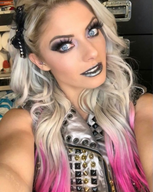 alexablissfrance: Trois photos de Alexa Bliss, postées sur son compte Instagram (30/10).
