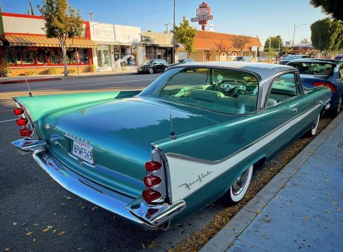 DeSoto Fireflite 1958 à Burbank, Californie. - source Charles Phoenix.