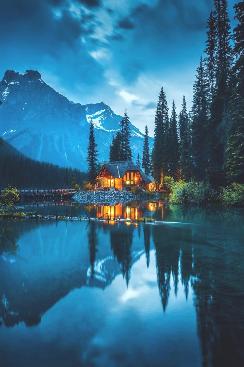 lsleofskye:Wake up to this view! | merveceranphotoLocation: Emerald Lake, Yoho National Park, Britis