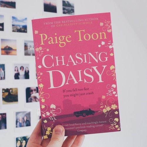 What are some of your favorite summer reads? ☺☀️ • One of mine is #chasingdaisy by @paigetoonau