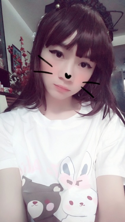 asuka2018: gdogbaby: 难得下午家人不在紧急女装一波，妈个鸡妆也没画眼线还画的巨吃藕无比！！后两张算福利啦～哭哭（对不起，丢化妆的脸） 好看