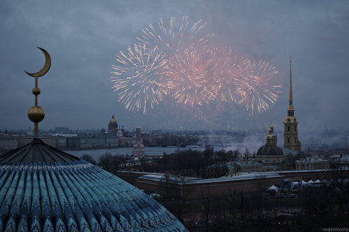 citylandscapes:Fireworks over Neva river. Saint-Petersburg, Russia. Source: vaganov.org