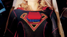daxambcrn:Kara Danvers in every episode: Season 4, Episode 03 –  Man Of Steel.“It’s karaoke night. L