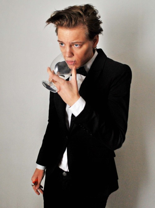 fuckyeaherikalinder:  *drooling*  She&rsquo;s just so dapper!