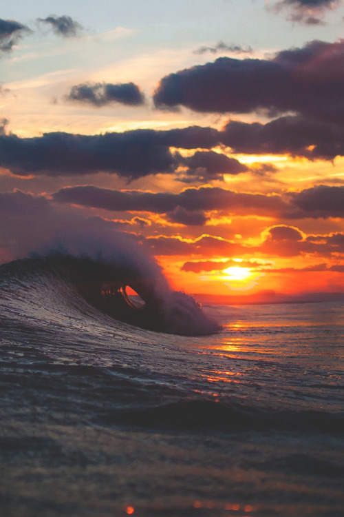 visualechoess:  sky and wave by mahmoud ayat