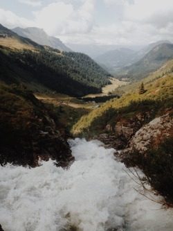 canipel:  The view of a waterfall.Pictures