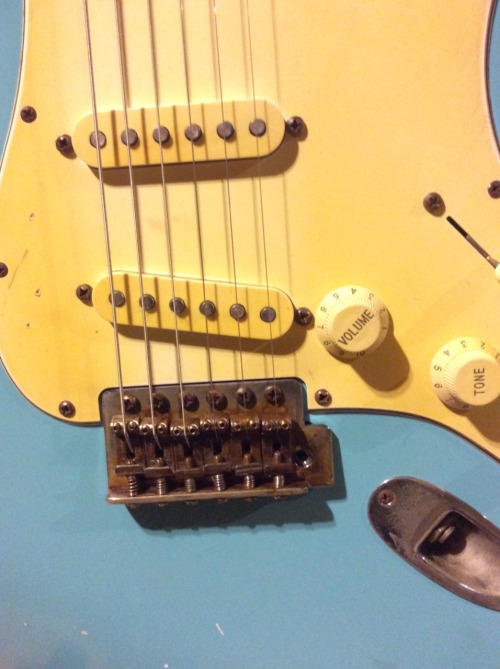 vintagerelicdesign: Daphne blue strat, complete. This thing ROCKS!!